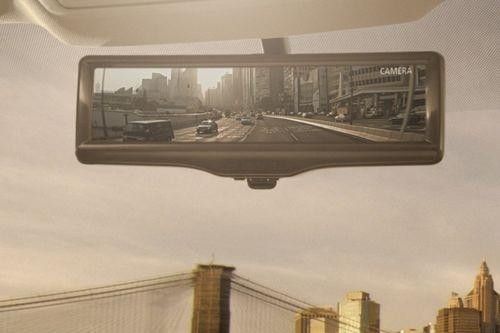 日产汽车“智能后视镜”：可切换成显示屏