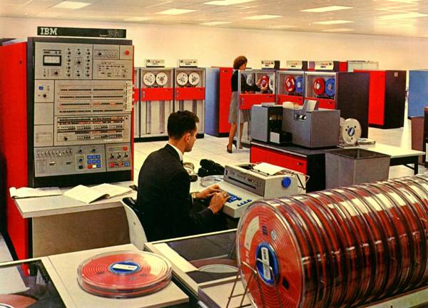  IBM360成为首款使用集成电路的计算机   