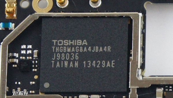 圖為東芝32GB閃存芯片