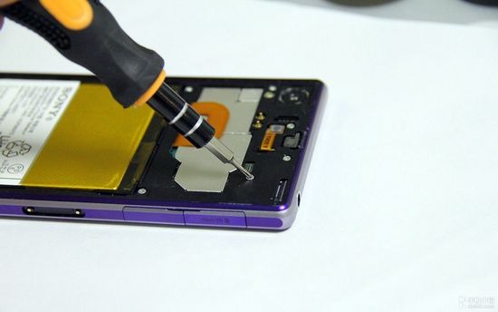 [圖]索尼Xperia Z1拆解 做工扎實還原較難