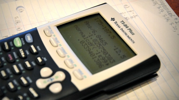TI-84 Plus：一个计算器如何垄断美国教育市场10年？