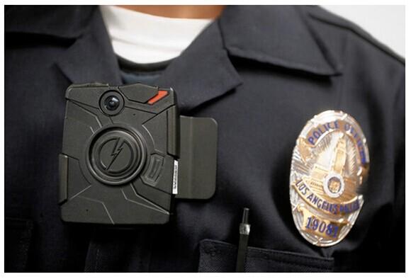 美国警察配置可穿戴设备 大幅降低警民矛盾