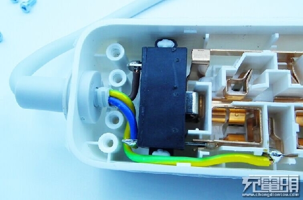 49元小米插線板深度拆解：有顆固態(tài)電容