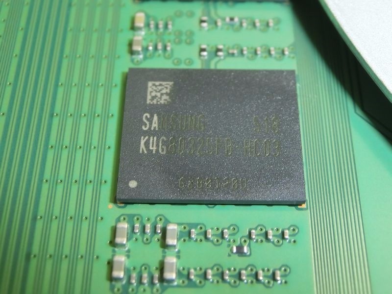 三星8GB GDDR5闪存芯片，编号K4G80325FB-HC03