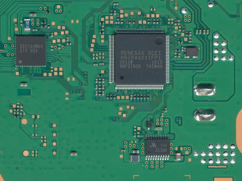 蓝光光驱的芯片也被集成到了主板上，控制芯片型号R9J04G011FP1，马达控制驱动芯片型号BD7764MUV。