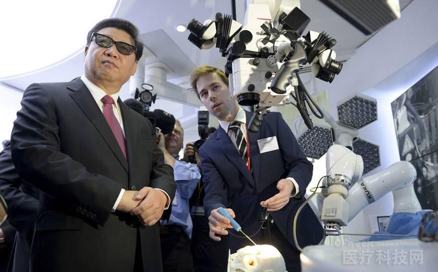 习近平到访帝国理工学院 戴3D眼镜观看医疗设备