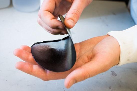瑞典研制出可充电“纸电池”：能折叠能防水