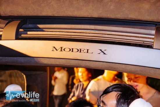 在特斯拉的虹桥体验店中 我们见到了传说中Model X