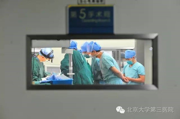 世界首个3D打印定制人工椎体植入术