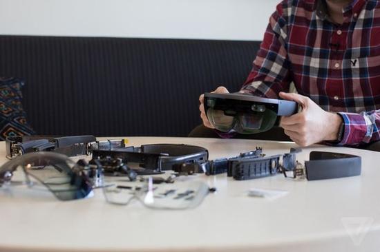 HoloLens拆解 看看微软的黑科技有多黑 