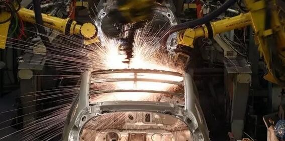 机器人正改变加拿大制造业 工人出路在何方？
