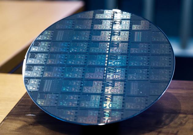 IBM制造的晶圆，其中每个芯片上都有5个量子比特