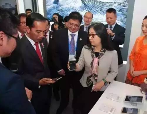 2016年9月4日，华为董事长孙亚芳向在G20峰会期间参观华为杭州研究所的印尼总统佐科?维多多介绍华为P9手机