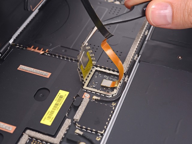 Surface Laptop的排线拆解难度远高于传统笔电。