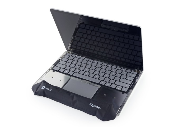 由于键盘下面是用胶水粘合的，所以拆解这里时就像拆解手机或者平板电脑的屏幕那样。