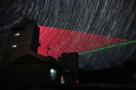  2016年11月28日，在河北兴隆观测站，“墨子号”量子科学实验卫星过境，科研人员在做实验。（合成照片）。 新华社记者金立旺 摄