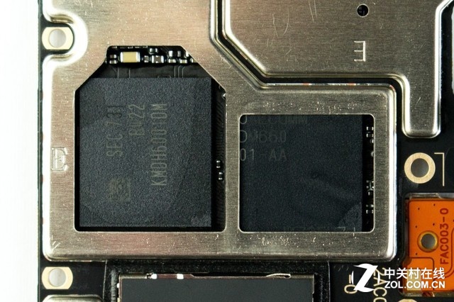 掀开散热硅脂后看到了两位主角，一个是骁龙660移动平台，主频2.2GHz，OPPO联合高通对多款游戏专门针对这一处理器进行了优化，所以性能不是问题，另外还有三星的4GB LPDDR4X内存芯片推测64GB闪存芯片叠层封装在下面。