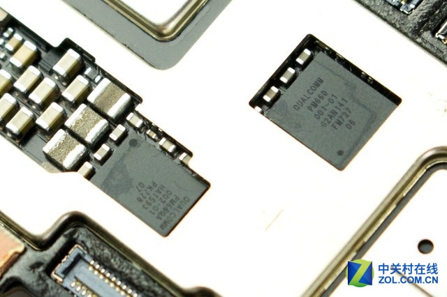 掀开散热硅胶便可以看到下面的芯片，图中为高通为骁龙660移动平台设计的PM660电源管理芯片。
