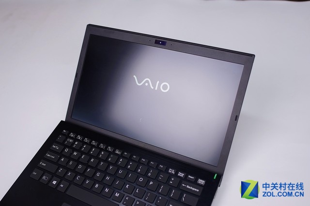 1080P的雾面显示屏是商务本的标配，虽然S13的屏幕边框没有像主流的轻薄本一样采用窄边框的设计，但这样的传统边框设计其实是通过了VAIO内部的夹笔测试。在合上笔记本屏幕的过程中，即便是屏幕与键盘之间不小心夹了一根笔，屏幕被强行合上，电脑内部的基板和相关硬件也不会被损坏，从而能保护电脑里的重要数据。

当然，在参观日本电脑卖场的过程中，我们也发现在日本的笔记本电脑市场，采用窄边框设计的轻薄本几乎没有，这也说明日本的轻薄本用户对于窄边框设计的需求并不高。不过VAIO的设计师也表示，在进入中国市场后，将积极的采纳中国消费者的产品需求，说不定在下一代的VAIO产品中就会出现窄边框设计了。