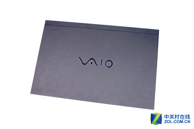 将笔记本电脑天线放在屏幕顶部的效果是最好的，这是VAIO通过专业的测试环境与测试仪器得出的结果，所以VAIO笔记本电脑的天线基本都被设计在了这个位置。