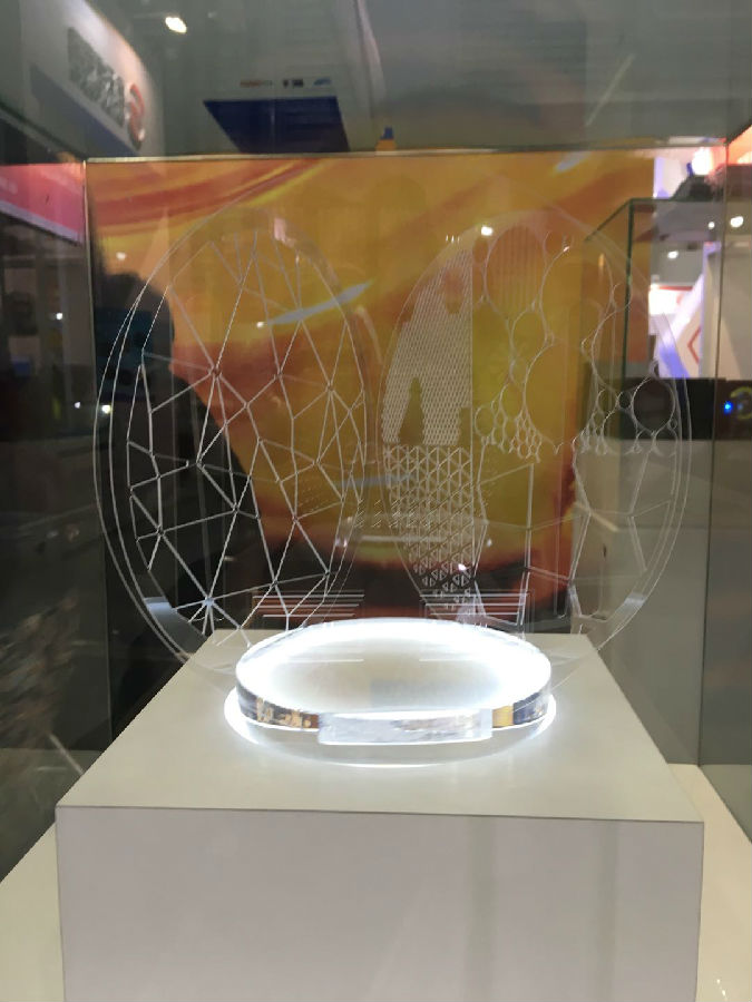 全新玻璃结构带来颠覆式结构设计，荧光陶瓷提升投影视觉体验