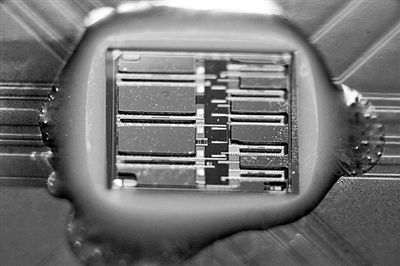 新光电子芯片将数据中心带宽提高十倍