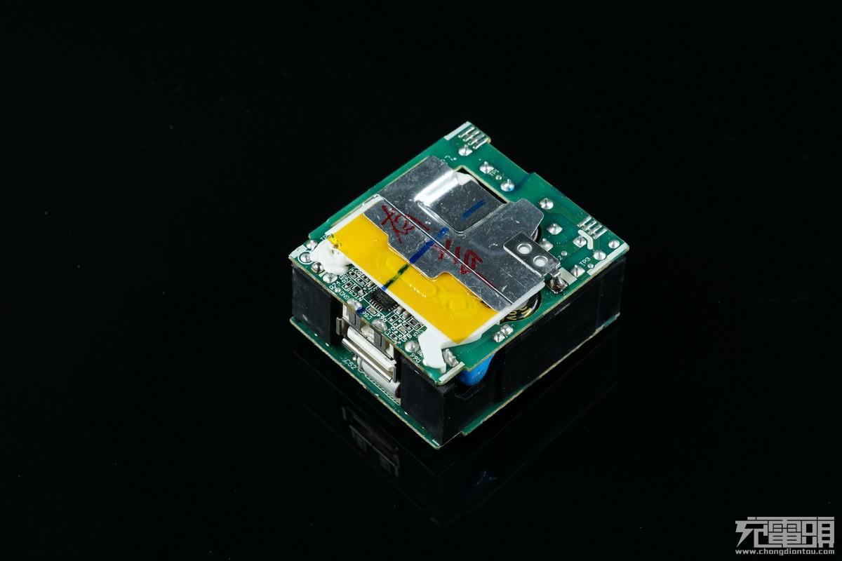 华为Mate9原装充电器拆解评测 华为第一款低压大电流方案充电器