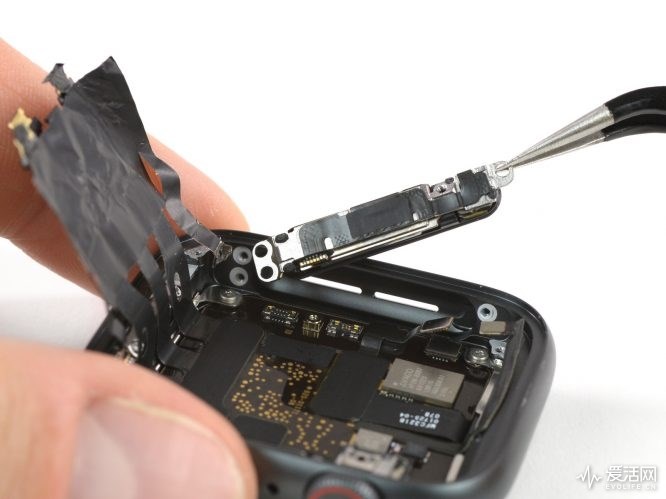 苹果Apple Watch Series 4拆解：电池容量更小