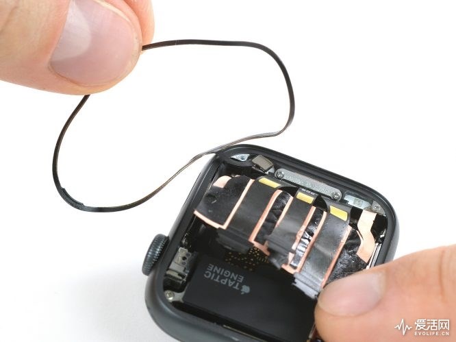 苹果Apple Watch Series 4拆解：电池容量更小