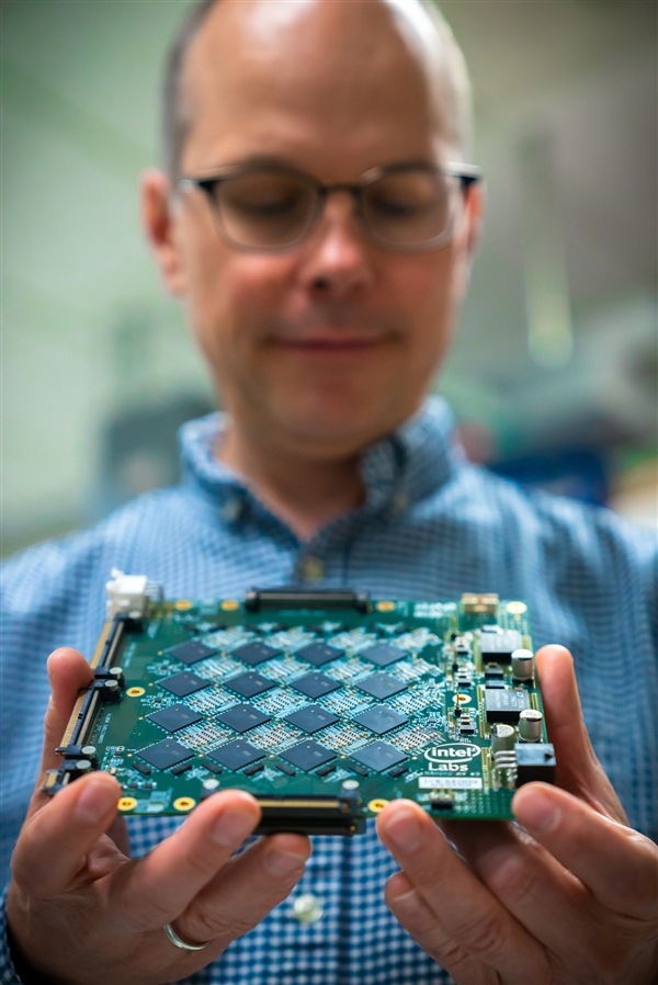 Intel神经拟态芯片64颗互连：800万神经元