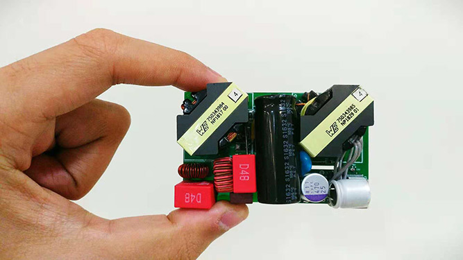 为100W USB电力输送适配器提供超高功率密度