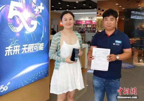 8月16日，中国移动全国范围超过50个城市启动5G体验活动，并诞生首批5G用户。 钟欣 摄