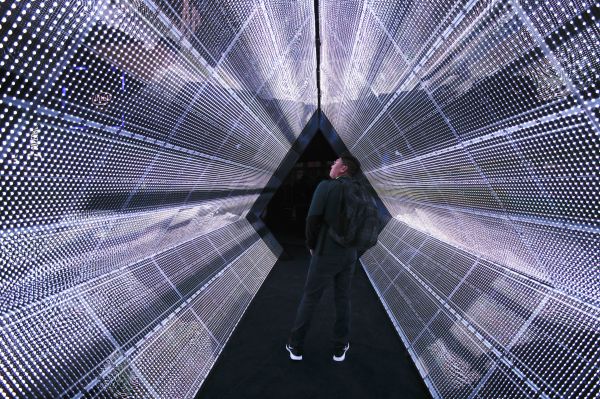  资料图：一名男子在美国拉斯维加斯消费电子展英特尔展台参观。 （新华社）