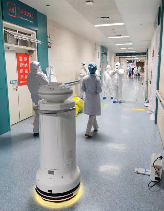 鈦米機器人在新冠抗疫一線工作