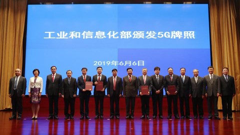 从 “万元”到 “千元”：5G 手机这一年