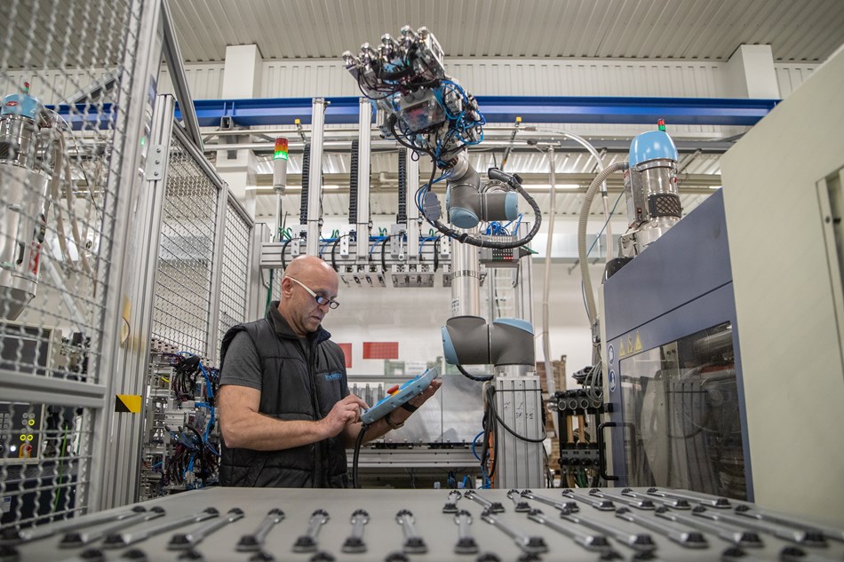 优傲协作机器人帮助企业实现生产自动化 解决塑料行业劳动力短缺问题