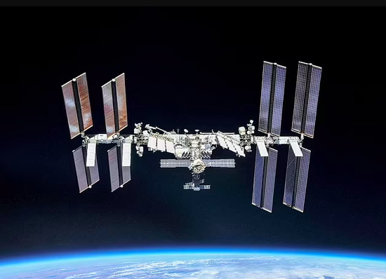 国际空间站位于近地轨道上，距地表约409公里，每90分钟绕地球一周，移动速度每秒8米。