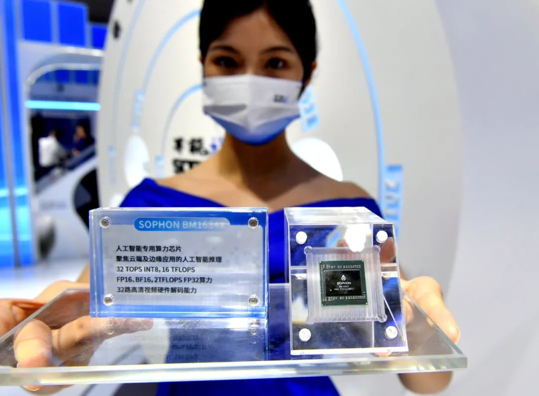 ▲7月22日，第五届数字中国建设成果展览会上，工作人员展示由中国自主研发的人工智能专用芯片。图/IC photo