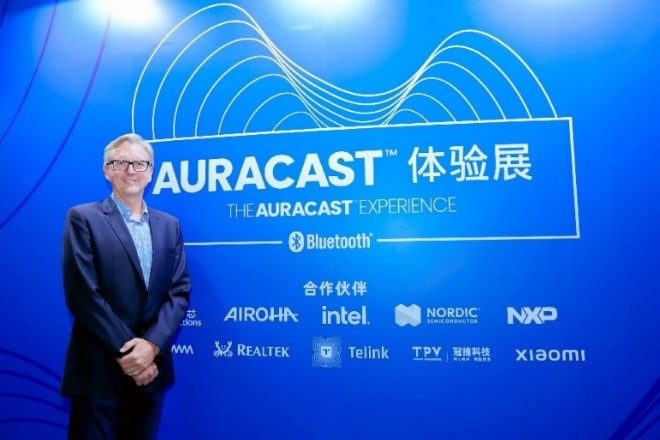 图1 蓝牙技术联盟首席市场官Ken Kolderup（孔德荣）在上海AuracastTM体验展.jpg