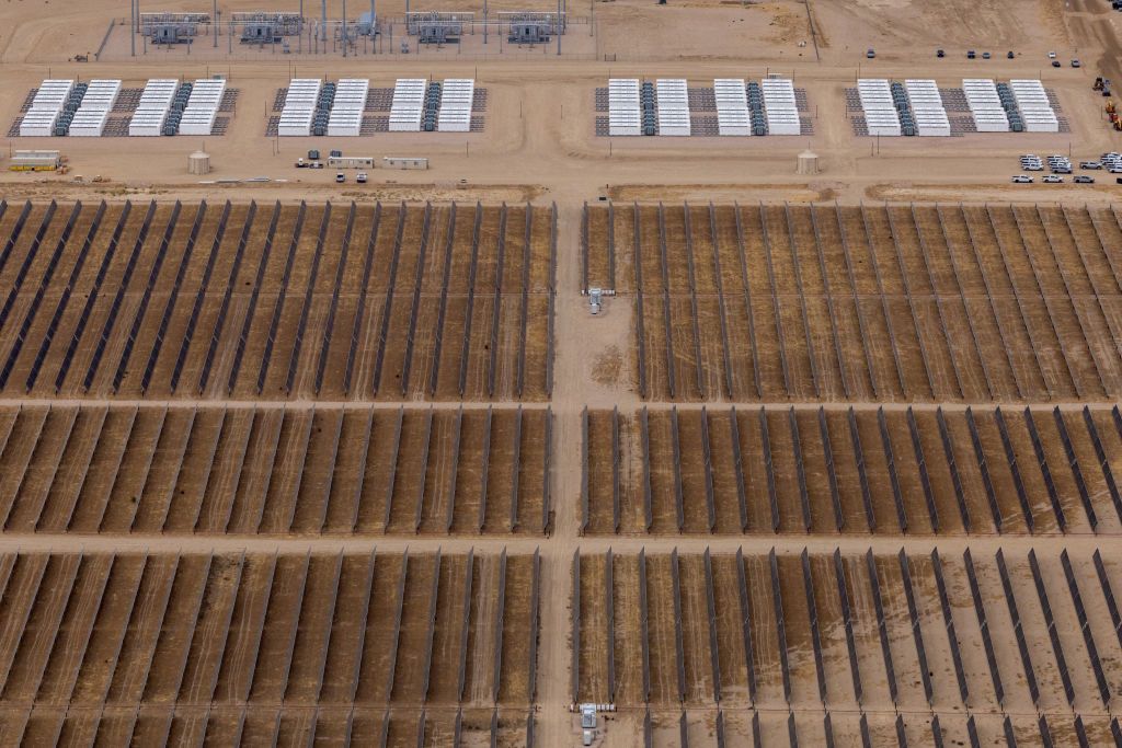 图像可能包含 Outdoors Aerial View Nature Countryside Electrical Device 和 Rural