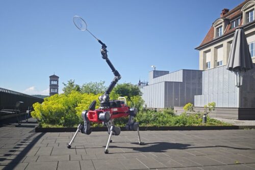 打羽毛球的机器人。图片来源：2025 Yuntao 马，苏黎世联邦理工学院机器人系统实验室