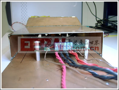 图1. 温度降额测试盒包围在评估板周围，并保持可预置的气流强度，以确保测试的可重复性。