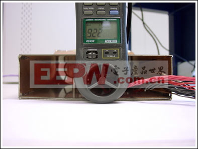 图2. 测试盒开口处的气流计用于测量气流强度，进而校准热特性测量参数。