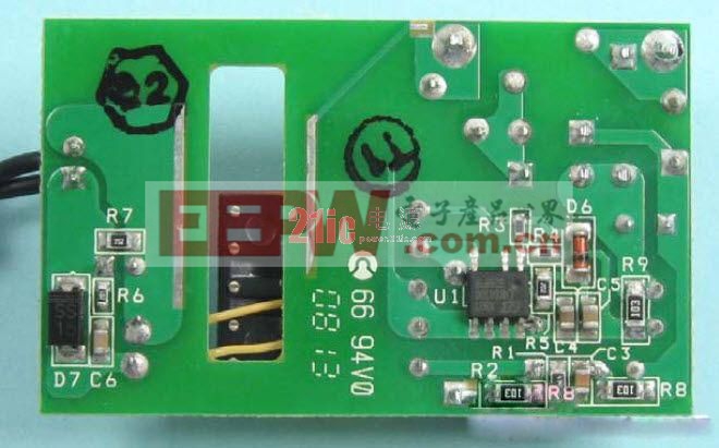 具备10kV共模浪涌抵抗能力的2.4W充电器PCB实物图