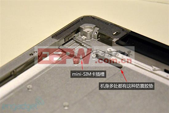 3G版iPad3 mini-SIM卡插槽位置曝光，在背壳中还设有许多的防震橡胶垫。