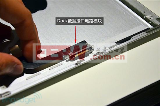 在背壳底部，是iPad3的Dock数据接口。