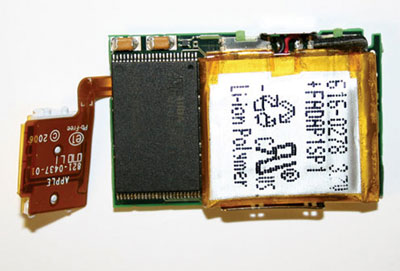 （iPod内部反面构造图片）iPod Shuffle的线路板反面以及锂离子聚合物电池。