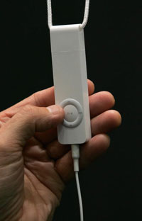 第一代iPod Shuffle外形很像一根记忆棒。