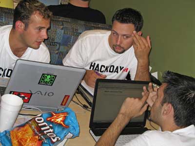 黑客在2006年雅虎黑客日一起编写雅虎上的应用程序“mashups”。
