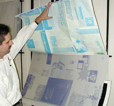 根据“放置在一起”的阴图制成的蓝线印刷品，用于在印刷前检查图像的位置。